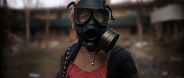 異獸圍城電影圖片 - Monsters_WhitneyAbleasSamWITHGASMASKVertigoFilms_1296226564.jpg