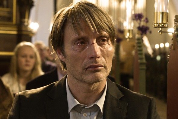 誣網電影圖片 - officia_Mads_Mikkelsen_in_church_TheHunt_FramegrabPhoto_by_Charlotte_Bruus_Christensen_1359130826.jpg