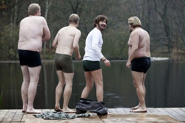 誣網電影圖片 - extendedThomas_Bo_and_guys_at_the_river_TheHunt_Photo_by_Per_Arnesen_1361268380.jpg