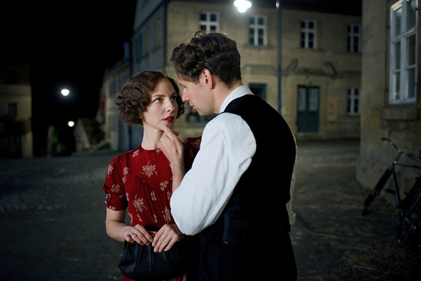 決命13分鐘電影圖片 - 15_05_Georg_Elser_und_Elsa_Lucky_Bird_Pictures_2C_Bernd_Schuller_1479909845.jpg