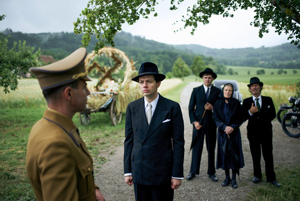 決命13分鐘電影圖片 - 25_08_Georg_Elser_und_seine_Familie_sind_unerwuenscht_Lucky_Bird_Pictures_2C_Bernd_Schuller_1479909845.jpg