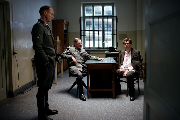 決命13分鐘電影圖片 - 34_10_Georg_Elser_wird_von_Nebe_und_Mueller_verhoert_Lucky_Bird_Pictures_2C_Bernd_Schuller_1479909846.jpg