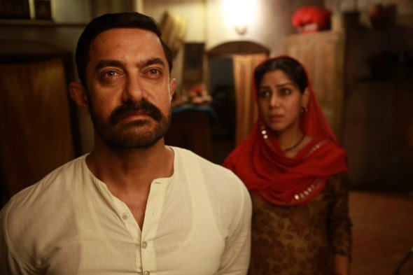 打死不離3父女電影圖片 - 28L-R29AamirKhanandSakshiTanwar.JPG_1496830213.jpg