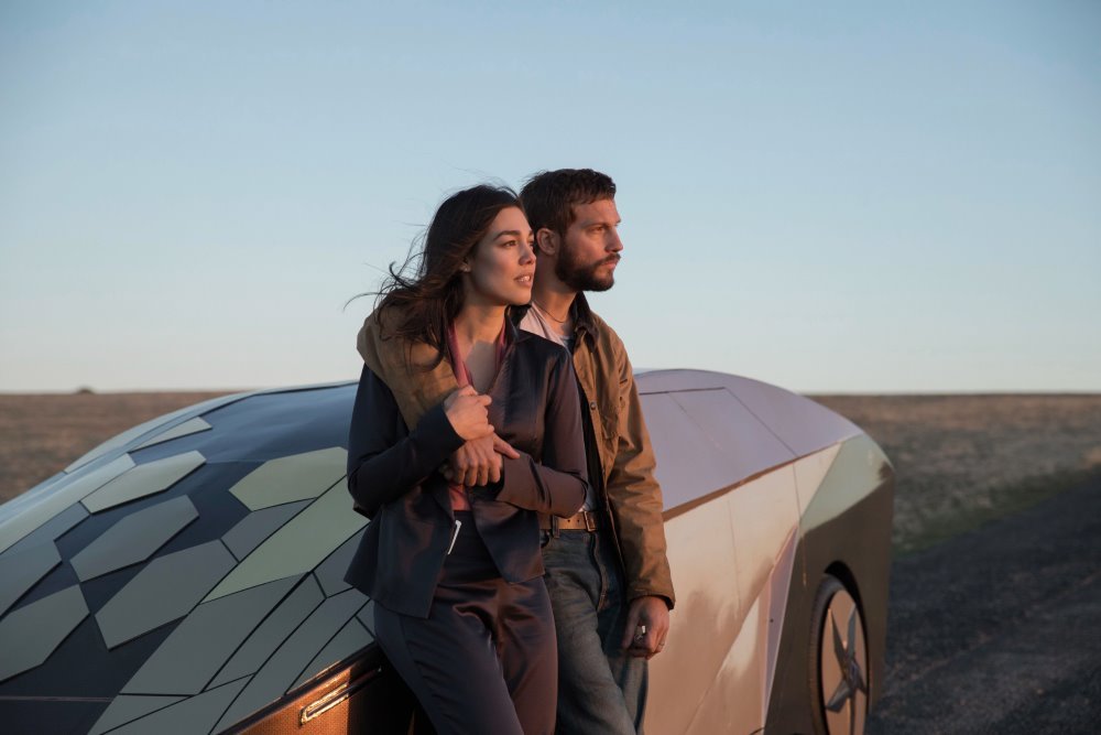 超能復仇電影圖片 - GreyTrace28LoganMarshall-Green29andhiswifeAsha28MelanieVallejo29inLeighWhannell_sUPGRADE2CcourtesyofBHTilt_1593050169.jpg
