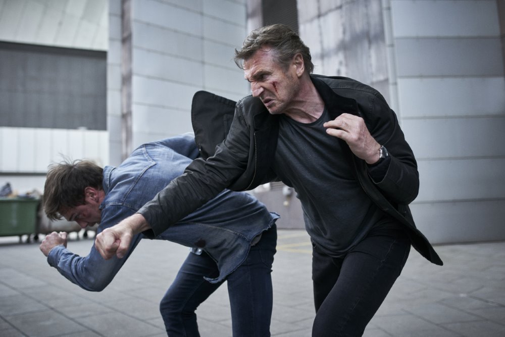 黑殺潛行電影圖片 - BLACKLIGHT_DUSTYCRANE28TaylorJohnSmith29andTRAVISBLOCK28LiamNeeson29_creditBenKing_0219_1653842428.jpg