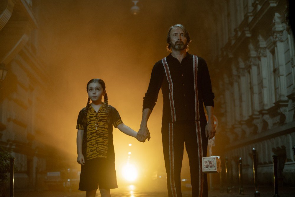 怪奇魔塵事件電影圖片 - Mads_Mikkelsen_and_Sophie_Sloan_in_Dust_Bunny_Courtesy_of_Roadside_Attractions_1767064376.jpg