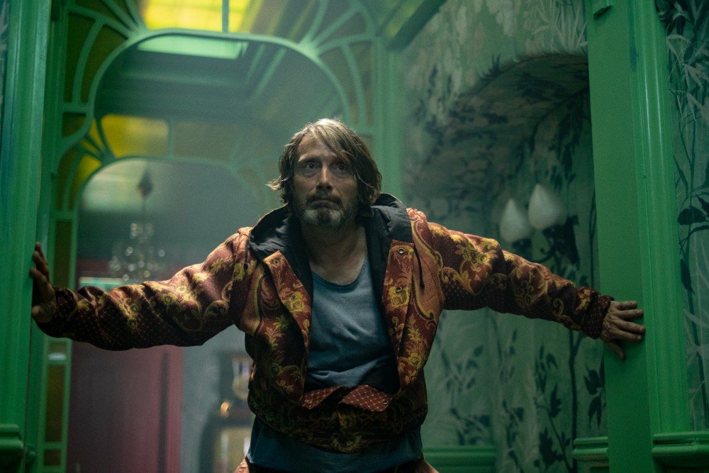 怪奇魔塵事件電影圖片 - Mads_Mikkelsen_and_in_Dust_Bunny_Courtesy_of_Roadside_Attractions_2_1767064376.jpg