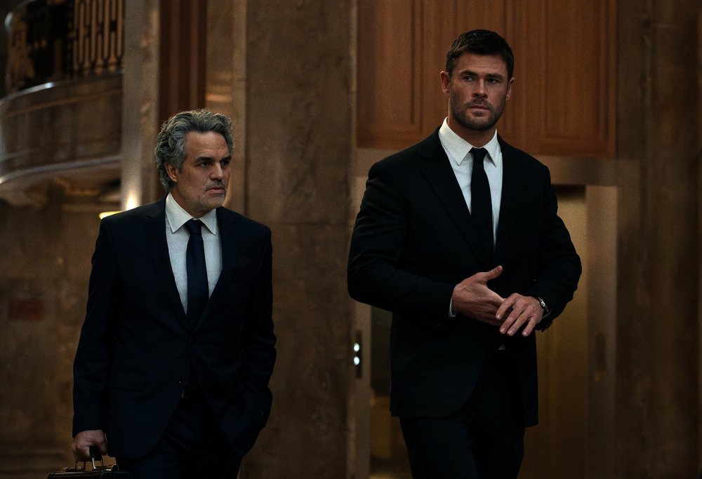 犯罪101電影圖片 - Davis28ChrisHemsworth2Cright29andLou28MarkRuffalo2Cleft29inCRIME101._1770106247.jpg